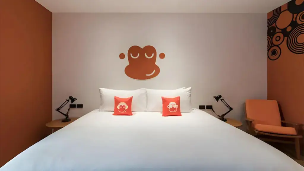 Guest room with a double bed at Blu Monkey Hub & Hotel Bangsaen